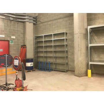 Scaffali metallici zincati a gancio.