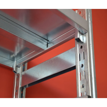 Scaffali metallici zincati a gancio.