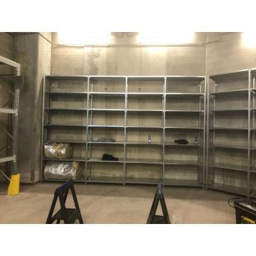 SCAFFALI A GANCIO ZINCATI